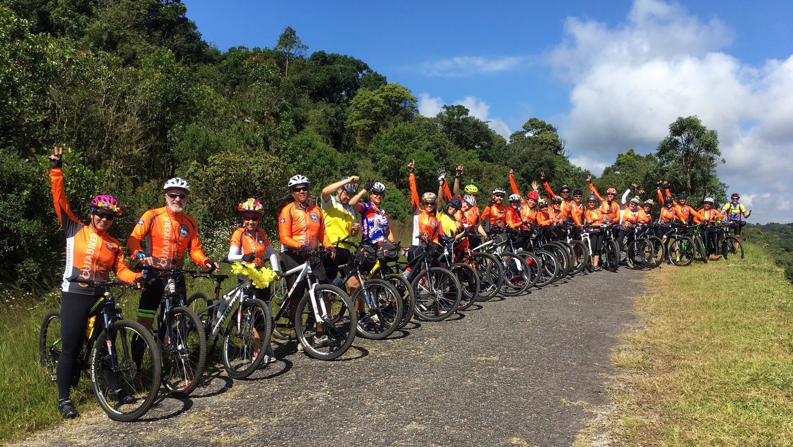 Grupo de cicloturistas do Mato Grosso pedalam com o Lobi e o Cicloturismo no Paraná 