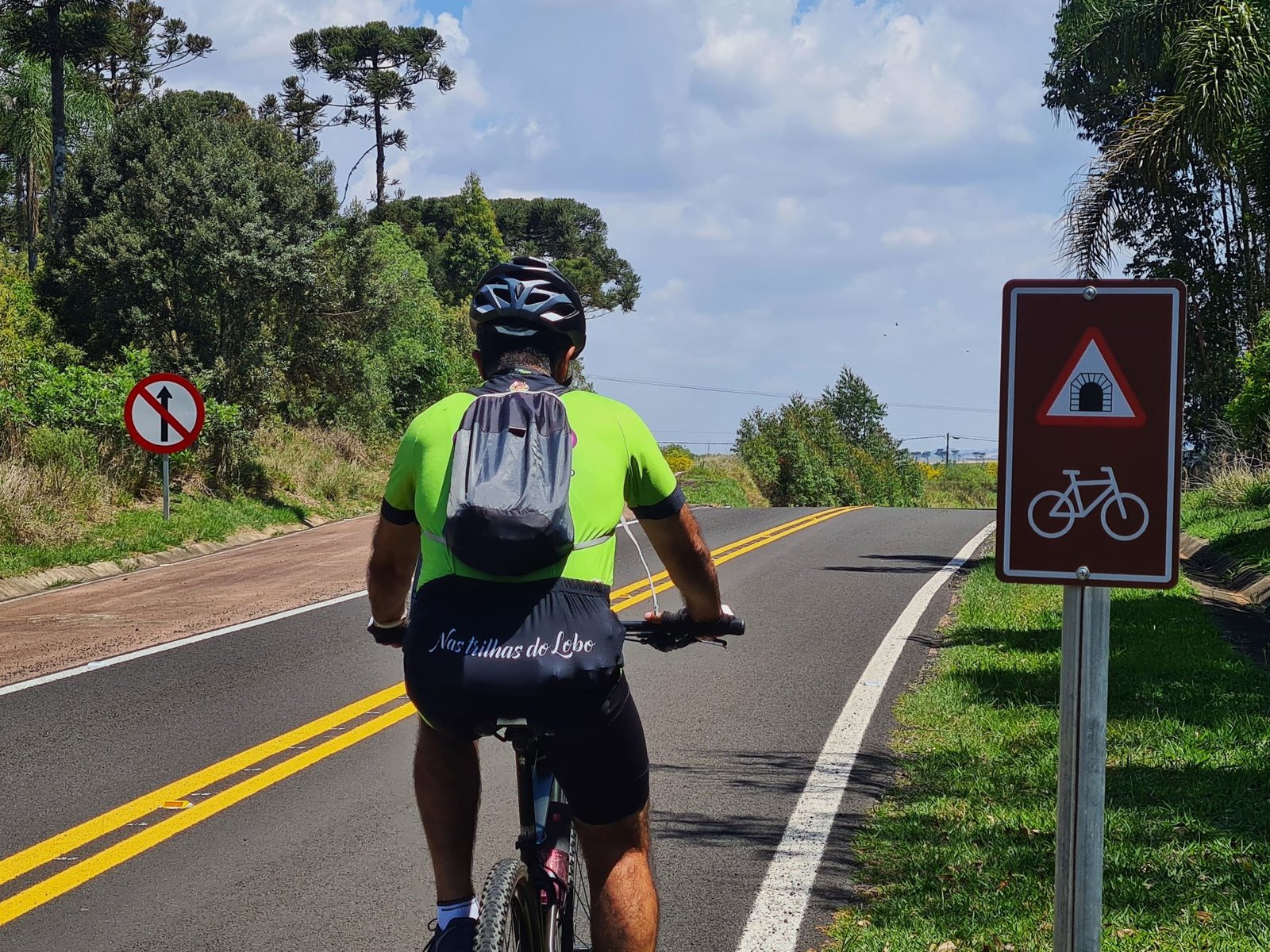 Caminhos autoguiados com placa técnica mostra a importância da sinalização para cicloturismo