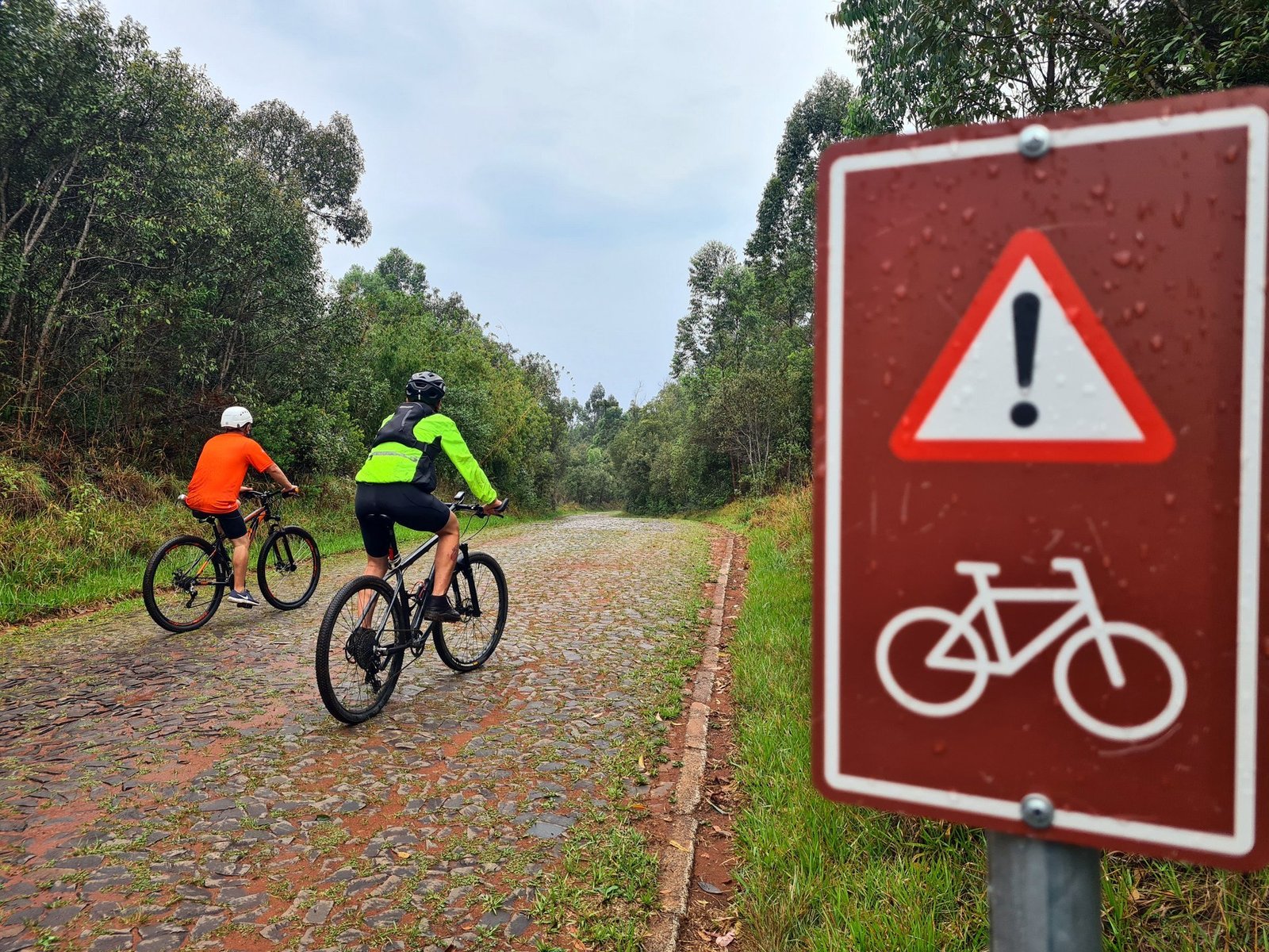 Ciclistas desfrutam o Cicloturismo Autoguiado no Parque Vila Velha.