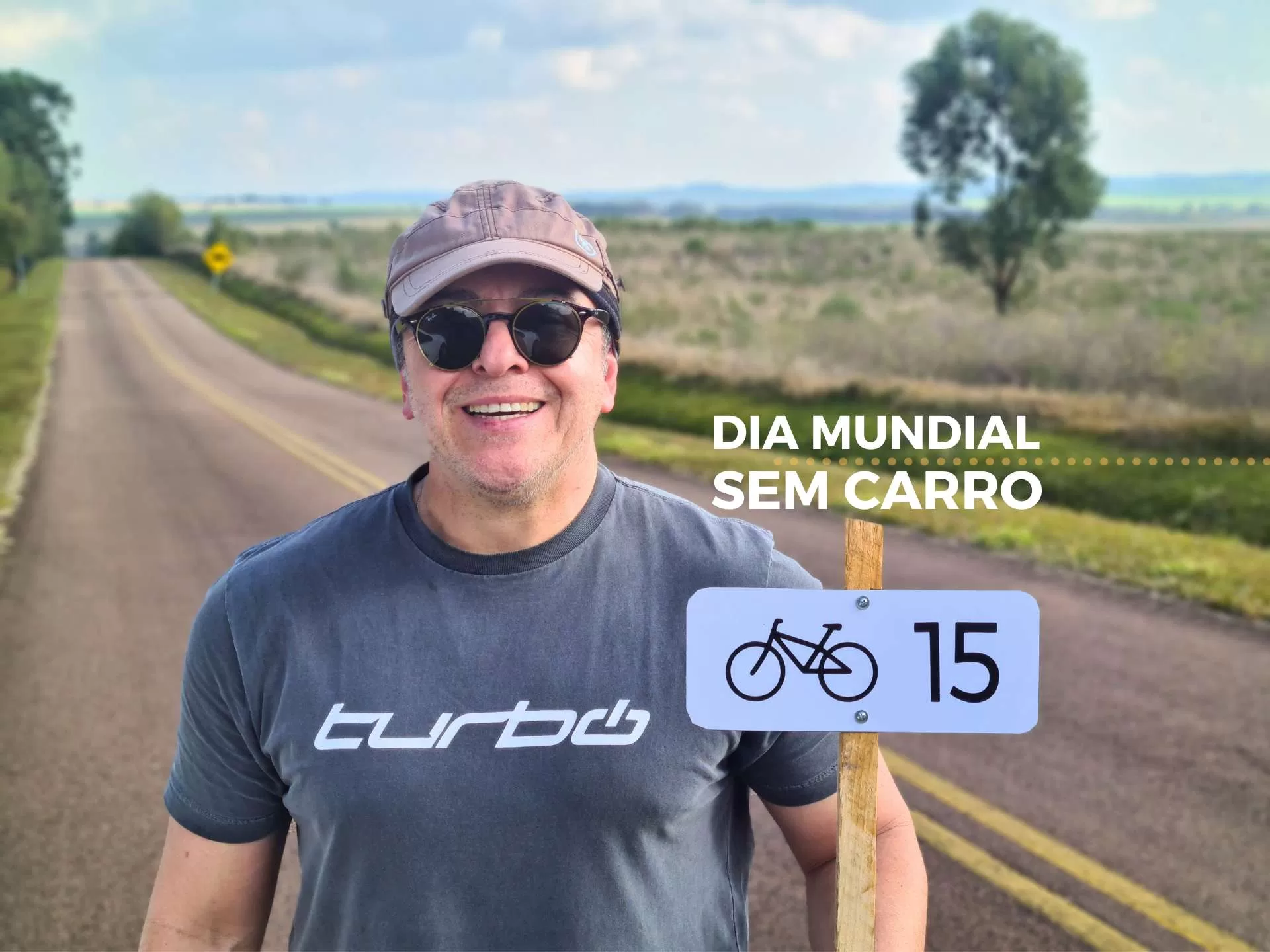 Ivan Mendes CEO Lobi Ciclotur demarcando território para bicicletas em rodovia do Paraná.