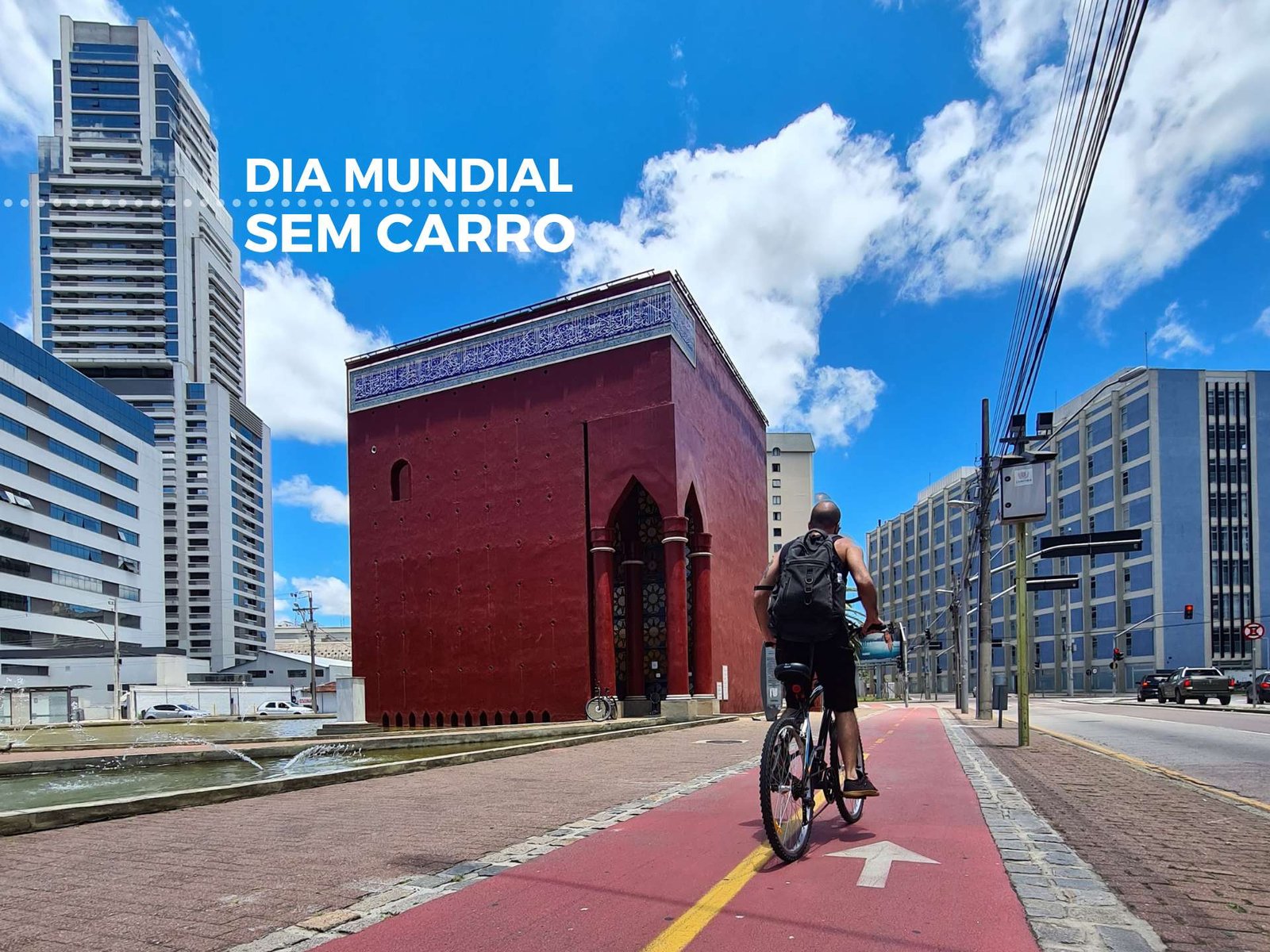 Ciclista pedala em deslocamento na capital dos paranaenses e no Dia Mundial Sem Carro