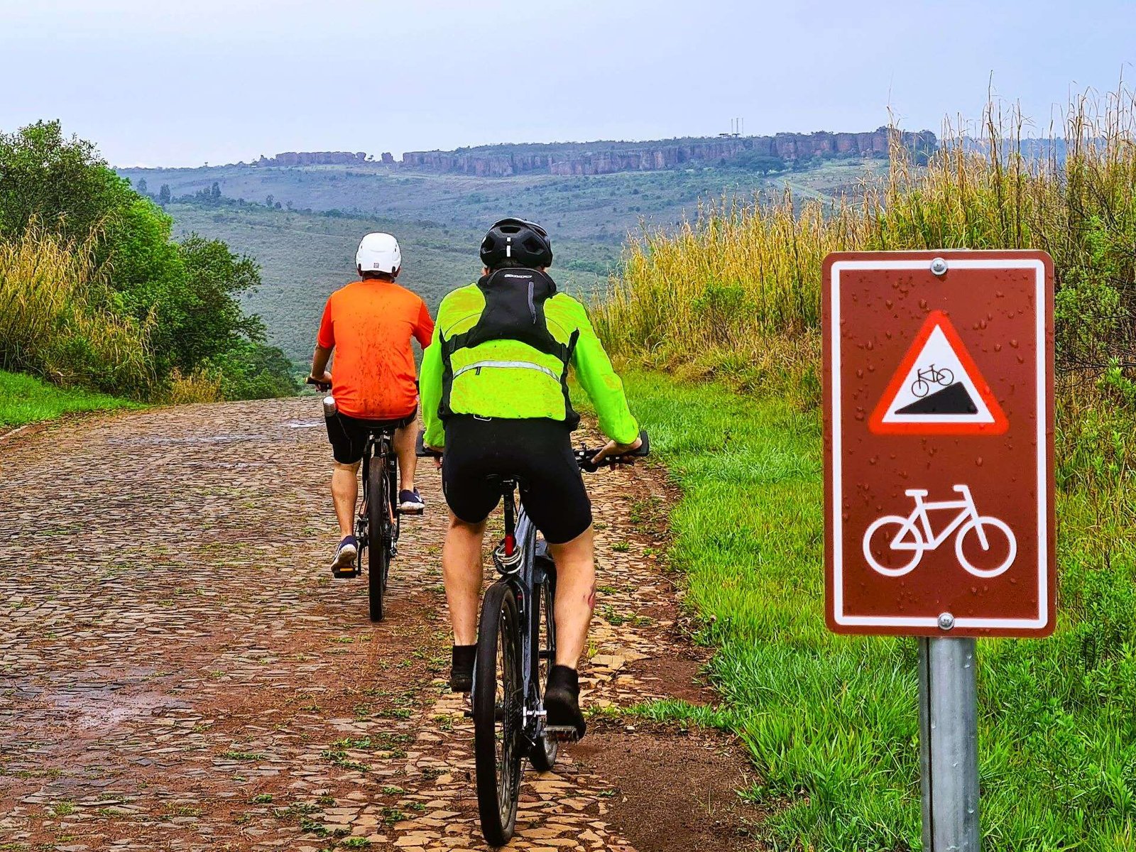 Ciclistas contemplam a vista dos Arenitos no Parque Vila Velha que o Lobi Cicloturismo em Ponta Grossa desenvolveu.