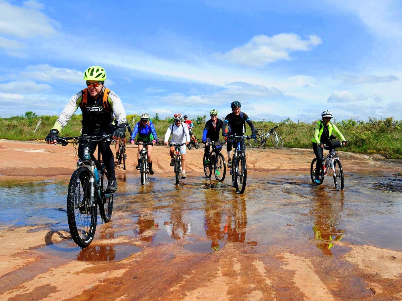 Homem caindo da bicicleta no caminho no campo