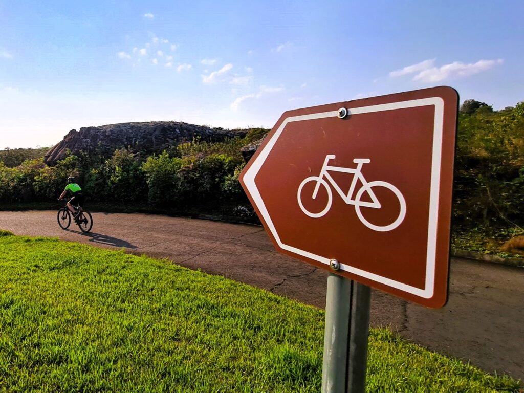 Viajar de bicicleta pela Estrada da Graciosa: cicloturismo na Mata Atlântica