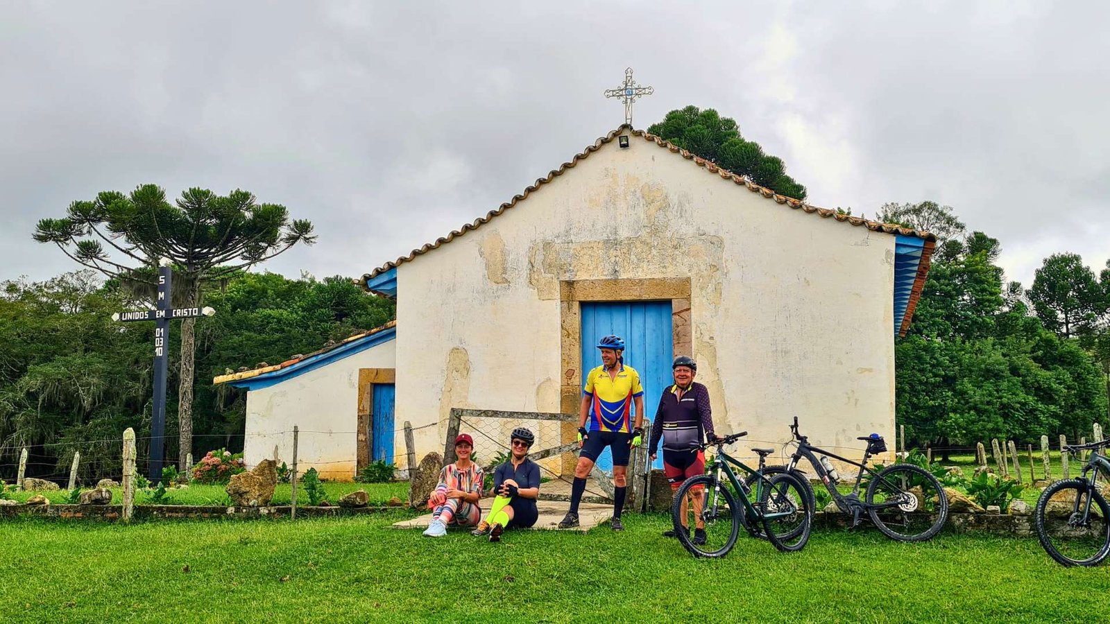 Cicloturistas na Igreja do Tamanduá, preservando a tradição e a cultural na região sul do Brasil.