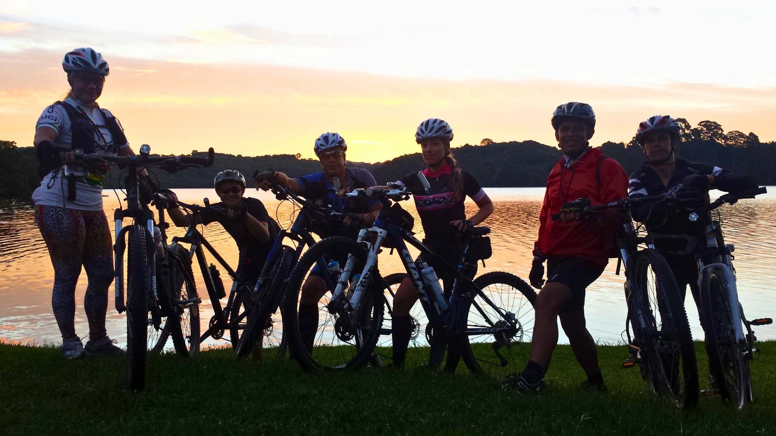 Grupo de cicloturista pedalam no Cicloturismo e a Cicloviagem no Turismo de Bicicleta