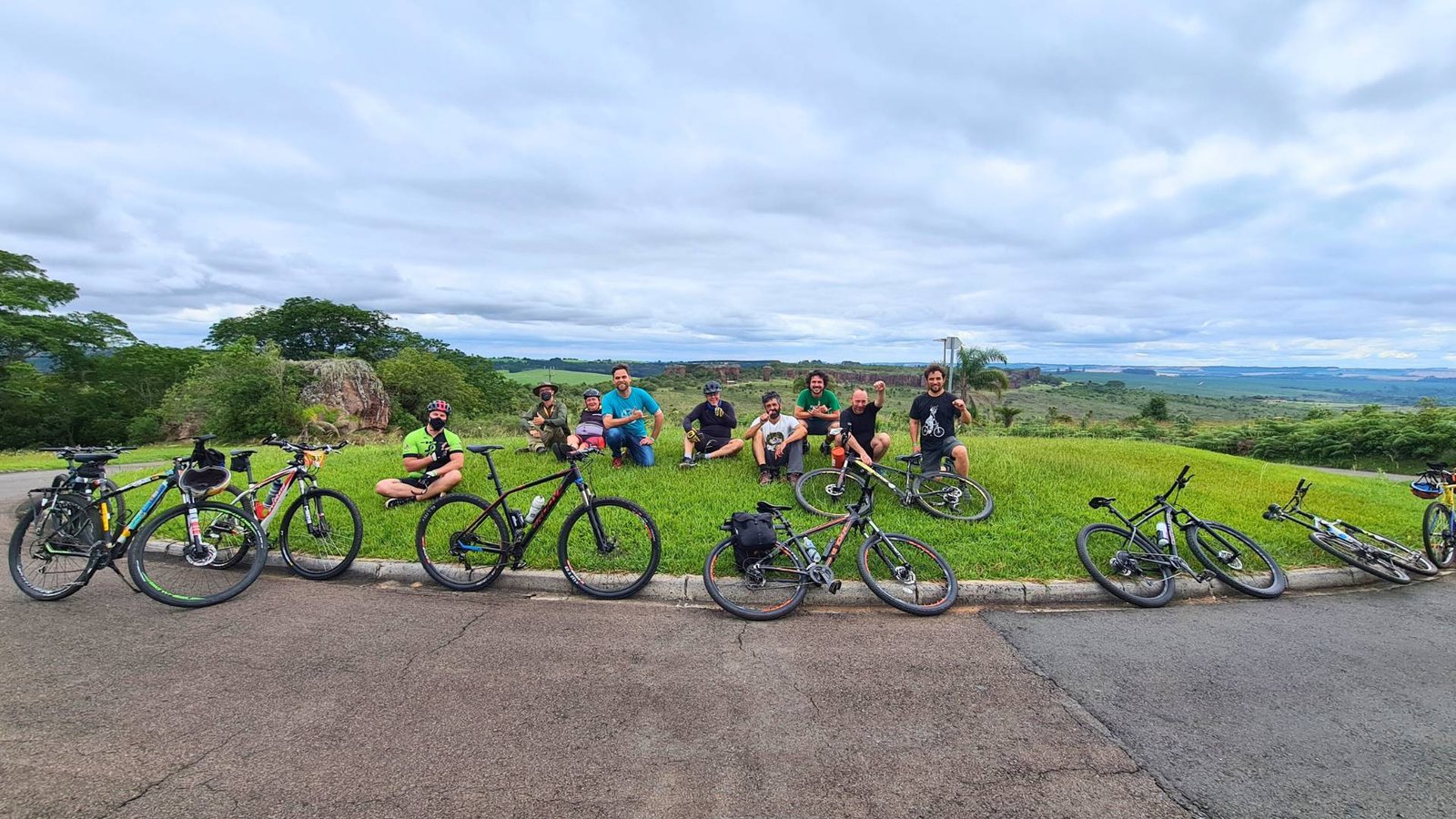 Ciclistas no parque Vila Velha e praticando o Cicloturismo sustentável no Paraná 