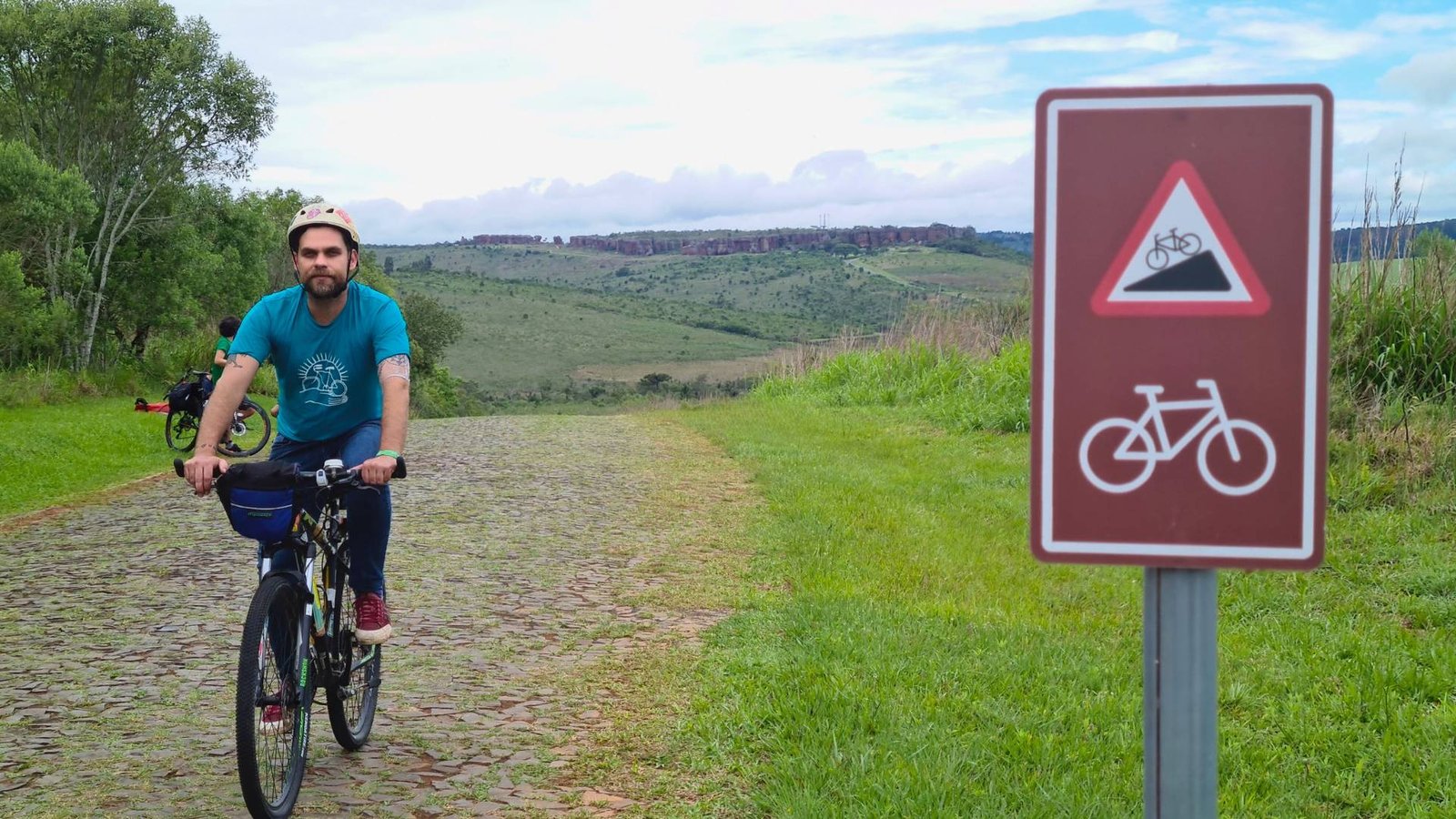 Deputado Goura pedala em rota autoguiada no Parque Vila Velha praticando Cicloturismo sustentável no Paraná 