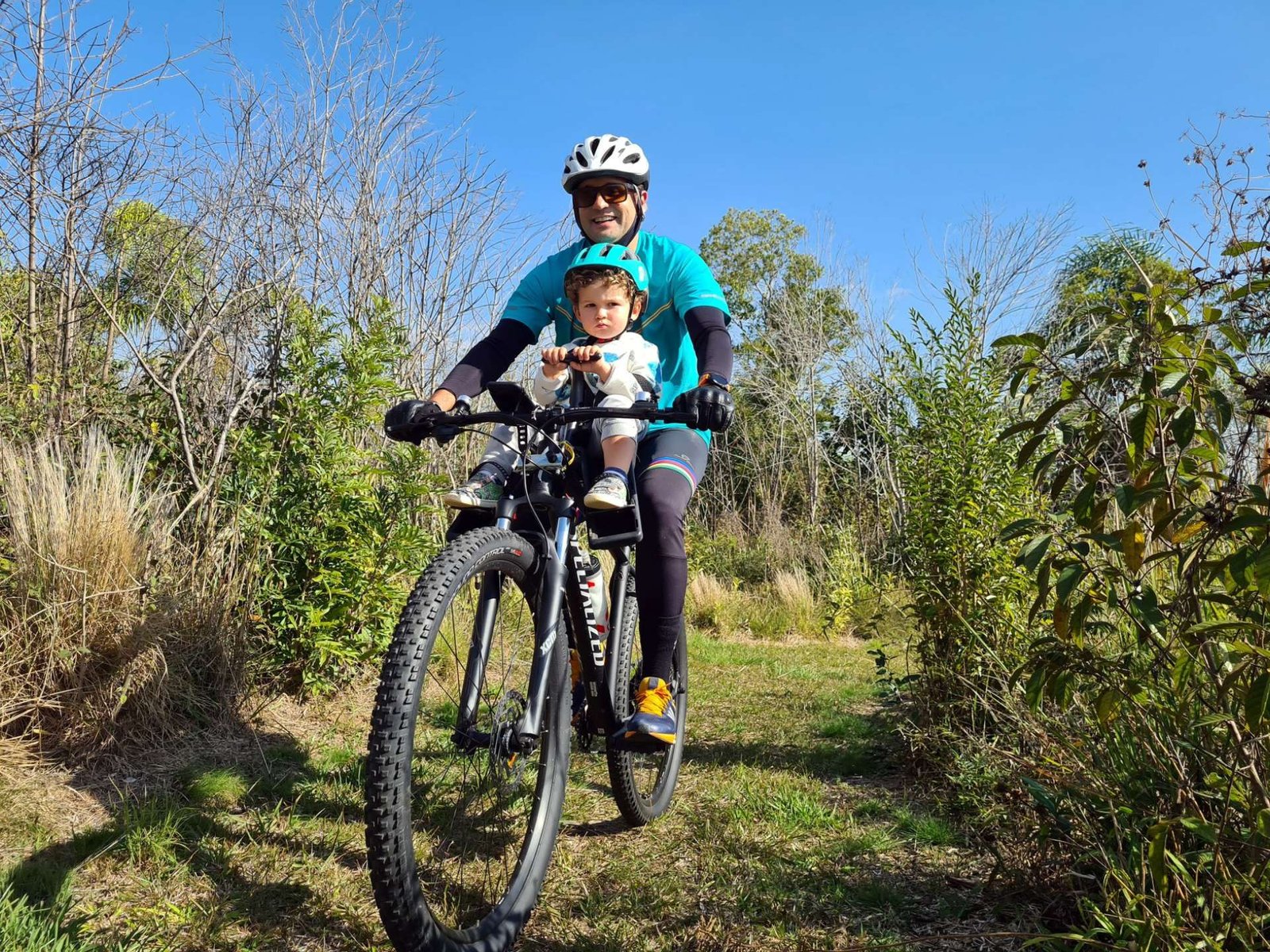 Pai e filho praticam o cicloturismo sustentável nas rotas desenvolvidas pelo Lobi Ciclotur 