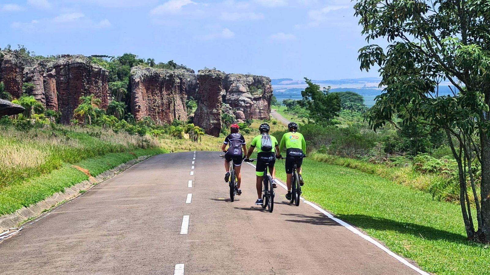 Ciclistas contemplam os arenitos rochosos, praticando Cicloturismo nas Unidades de Conservação Parque Estadual Vila Velha.