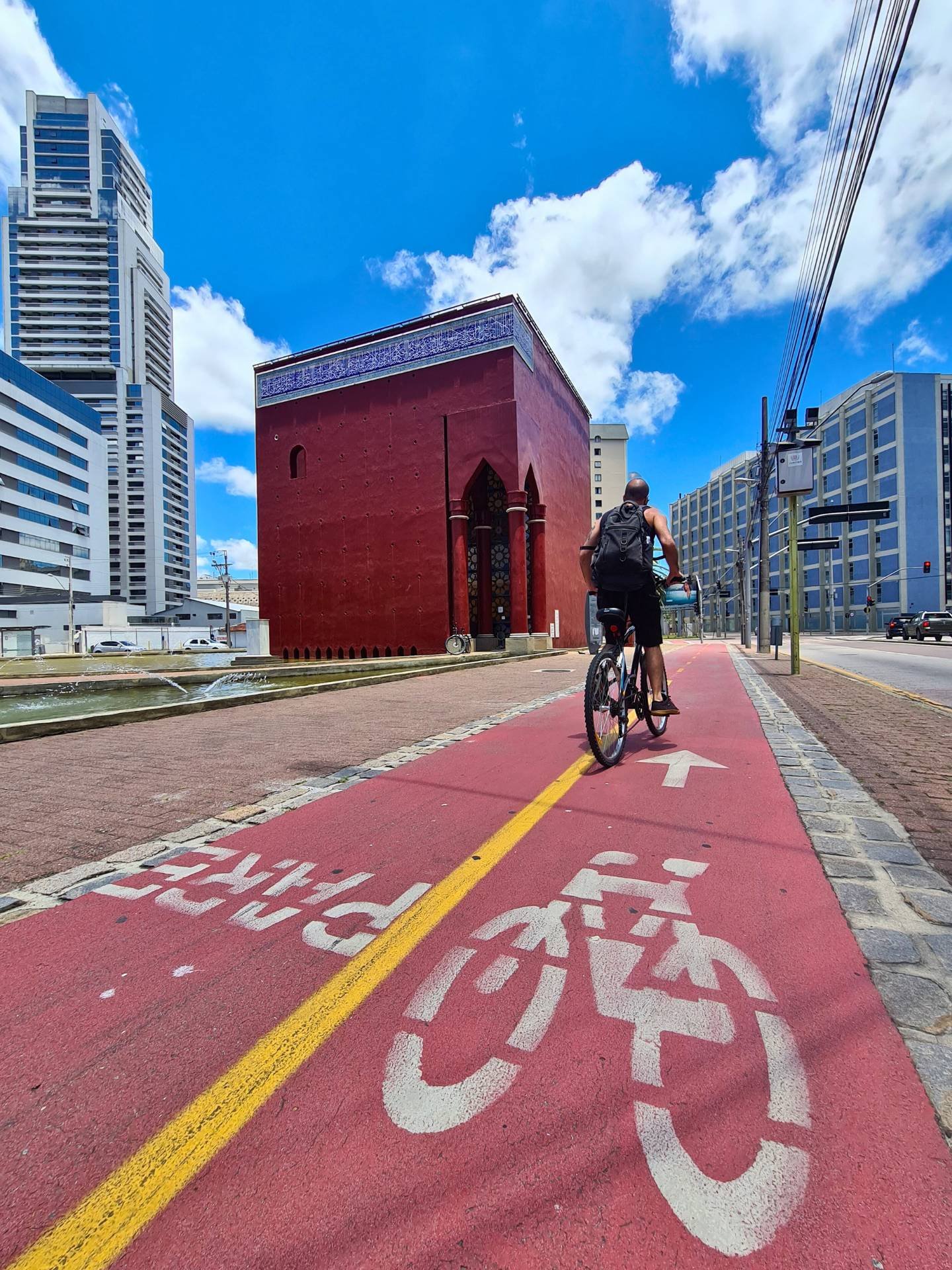 Ciclovia em Curitiba integra um grande ciclorrota de via calma.