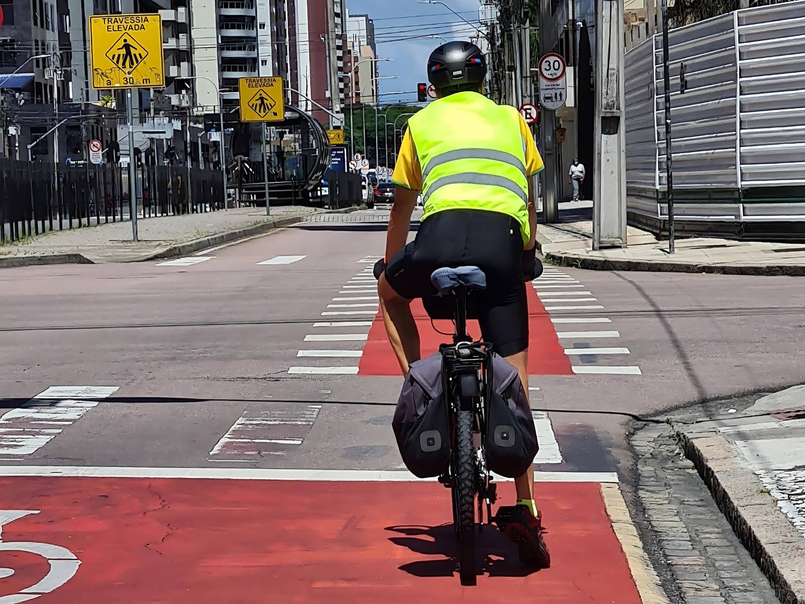 Ciclorrota em avenida de Curitiba é um exemplo do que O Que São Ciclorrotas.