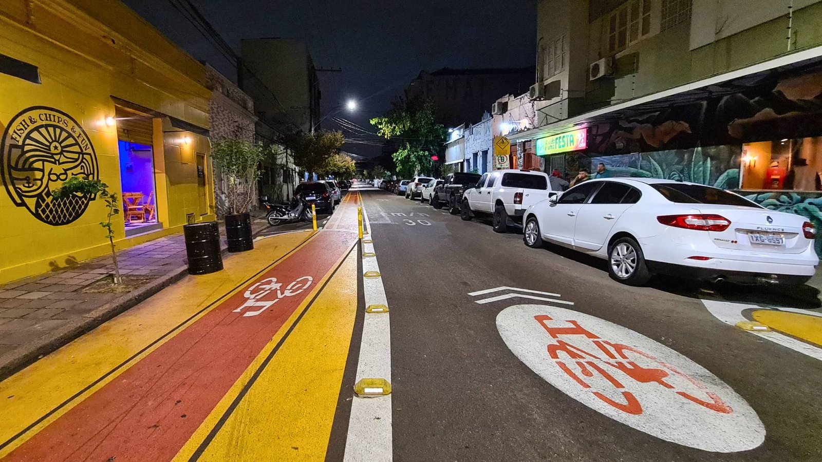 Rua de tráfego calmo, compartilhado entre automóveis e bicicletas justificam o Que São Ciclorrotas.