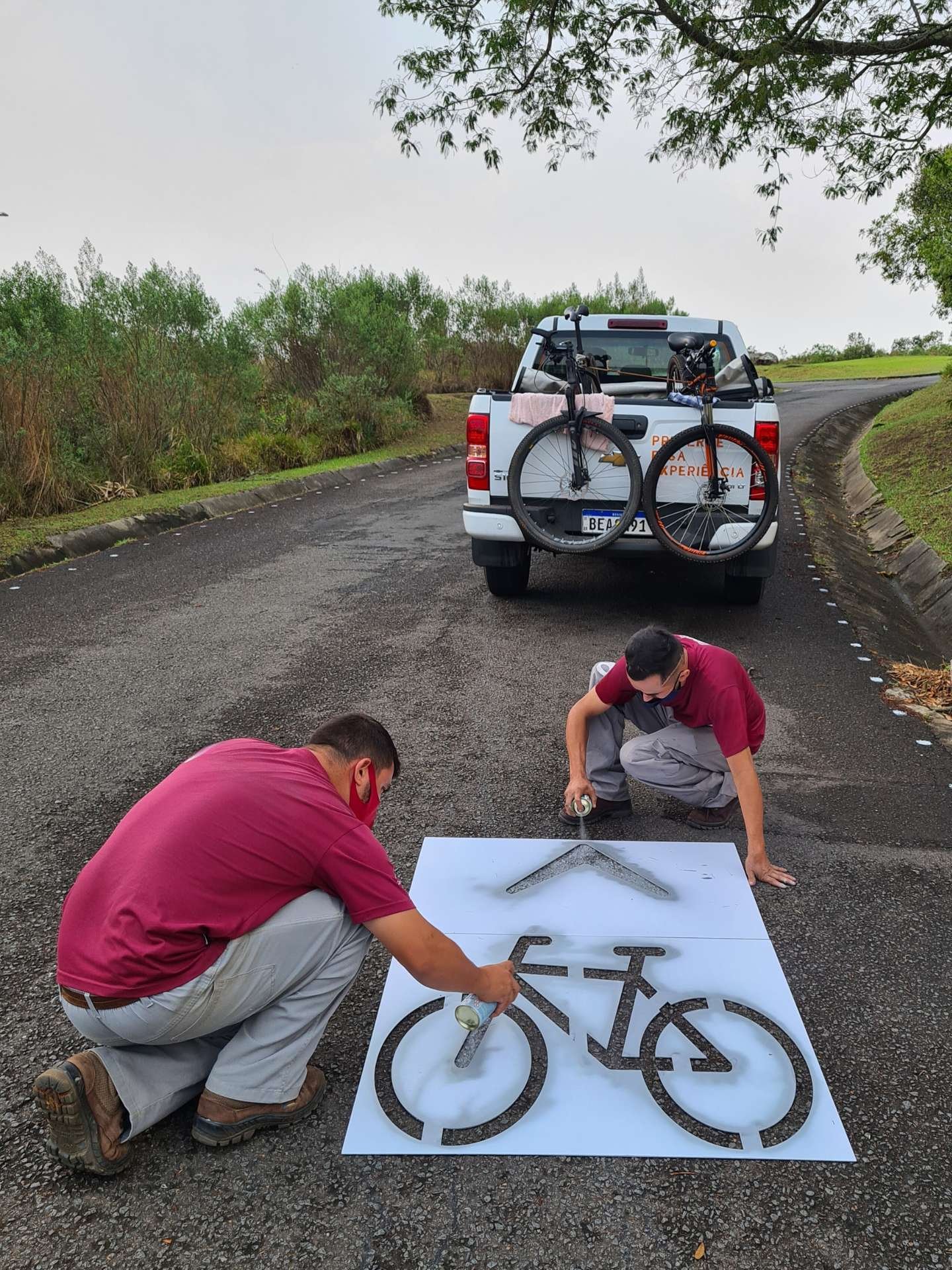 O Consultor orienta a sinalização de cicloturismo autoguiada em estrada asfaltada.