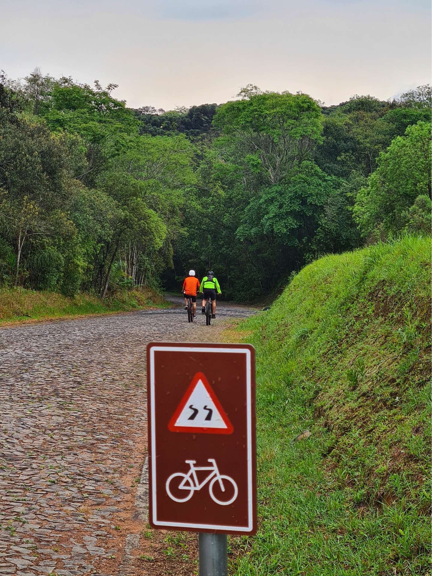 Ciclistas desfrutam caminhos autoguiados com sinalização produzida através da Consultoria em Cicloturismo