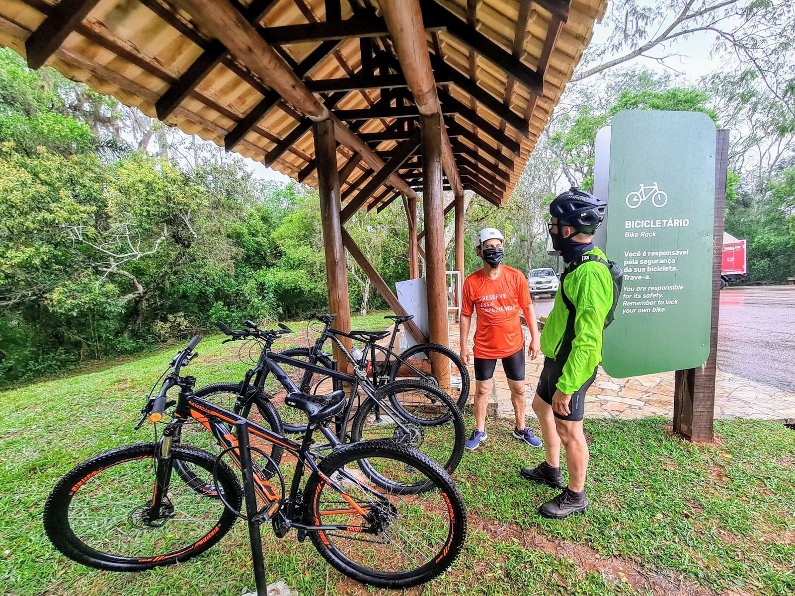 Paraciclos projetados por Consultoria especializada em Cicloturismo para estacionar as bicicletas com segurança.