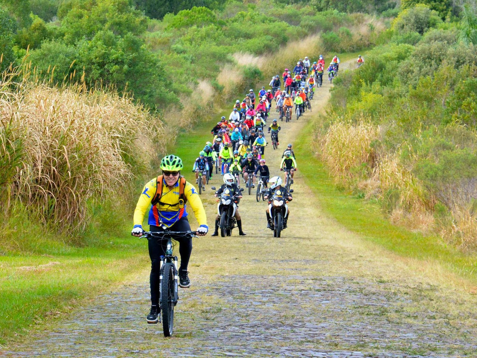 Ciclistas pedalam em grupo para prover a Gestão de Rotas para Cicloturismo no Parque Vila Velha