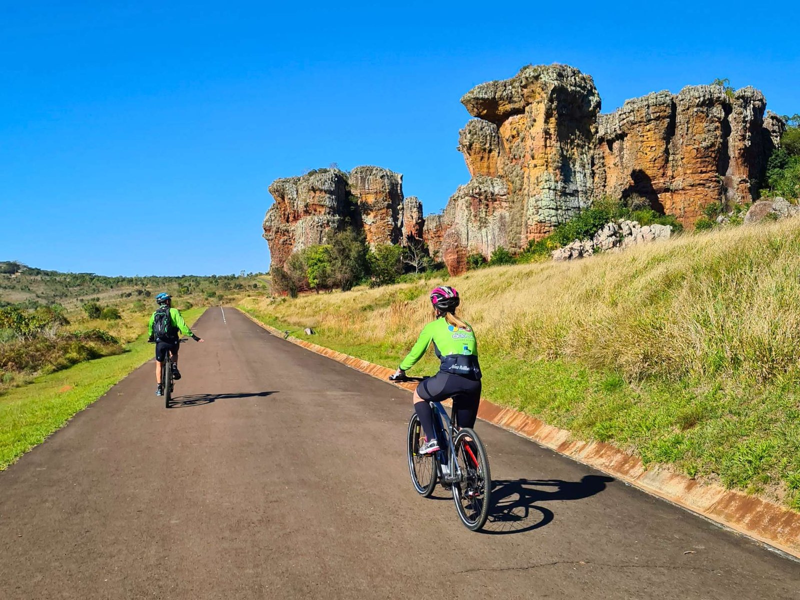 Casal de ciclistas desfruta do cicloturismo autoguiado em paisagem de unidade de conservação