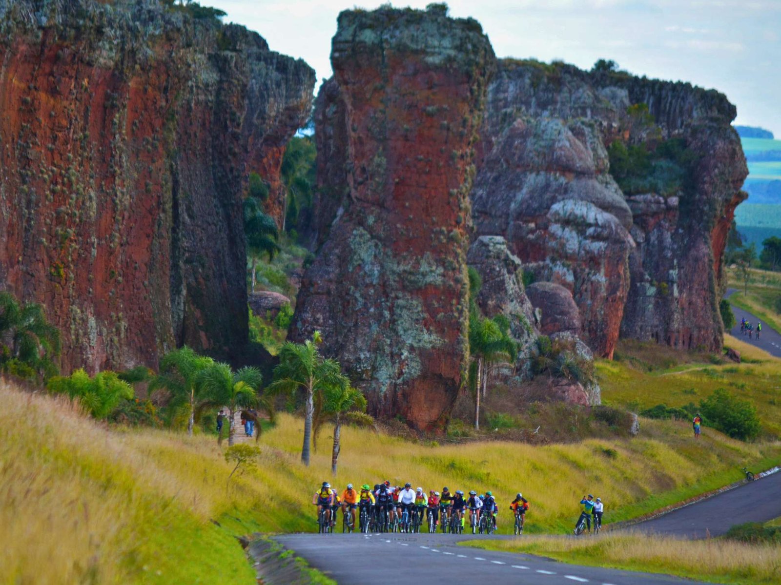 Ciclistas pedalam em Grupo em meio a formações rochosas no Parque Vila Velha