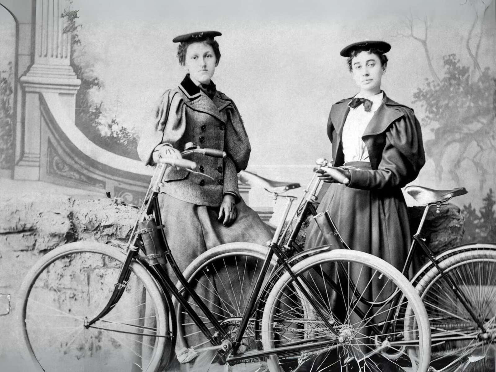 Na década de 1890, a bicicleta tornou-se o símbolo da Nova Mulher, que era independente, progressista e queria uma voz política. Como dizia Godey's, uma revista mensal feminina da época: "Na posse de sua bicicleta, a filha do século 19 sente sua declaração de independência proclamada".