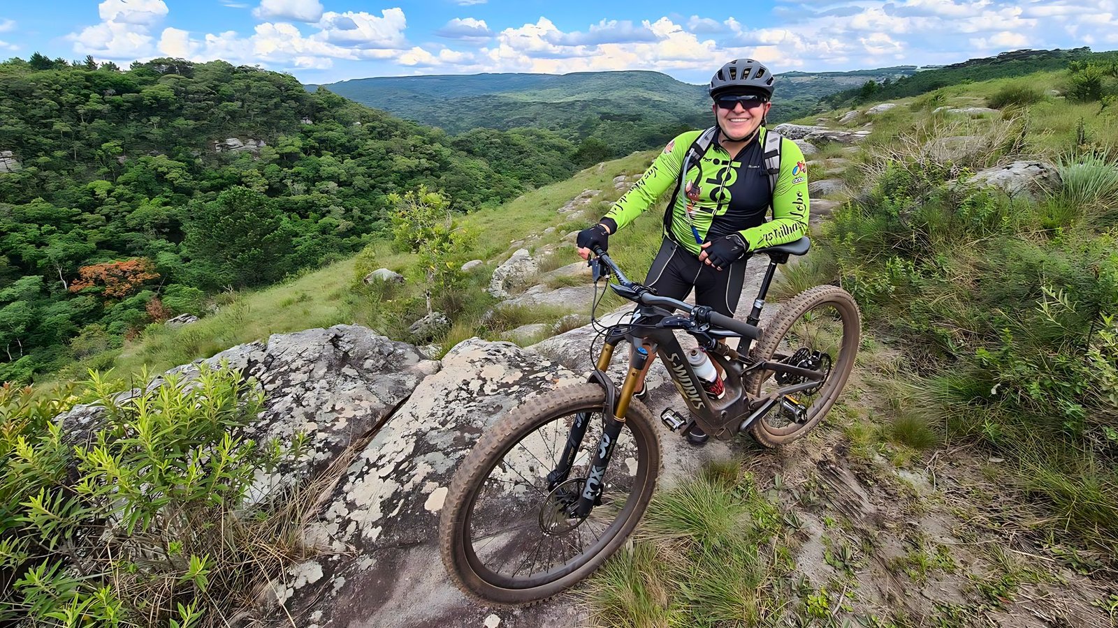 Ciclista aprecia a natureza de maneira sustentável com sua mountain bike eletrica.