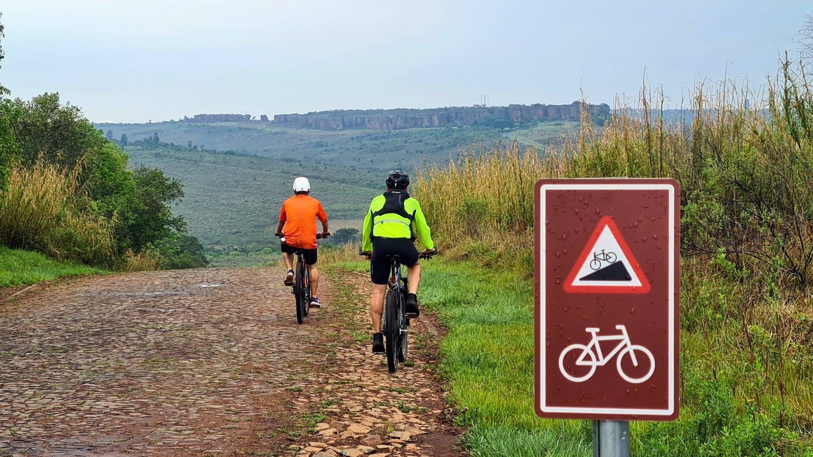 Ciclistas pedalam guiados por uma Sinalização de Cicloturismo Autoguiado e Sustentável 