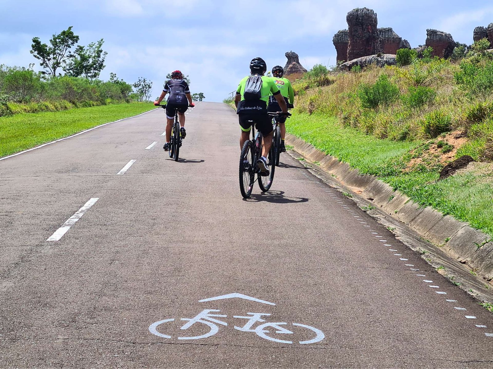 A sinalização de ciclorrota guia os ciclistas de maneira segura no cicloturismo autoguiado.