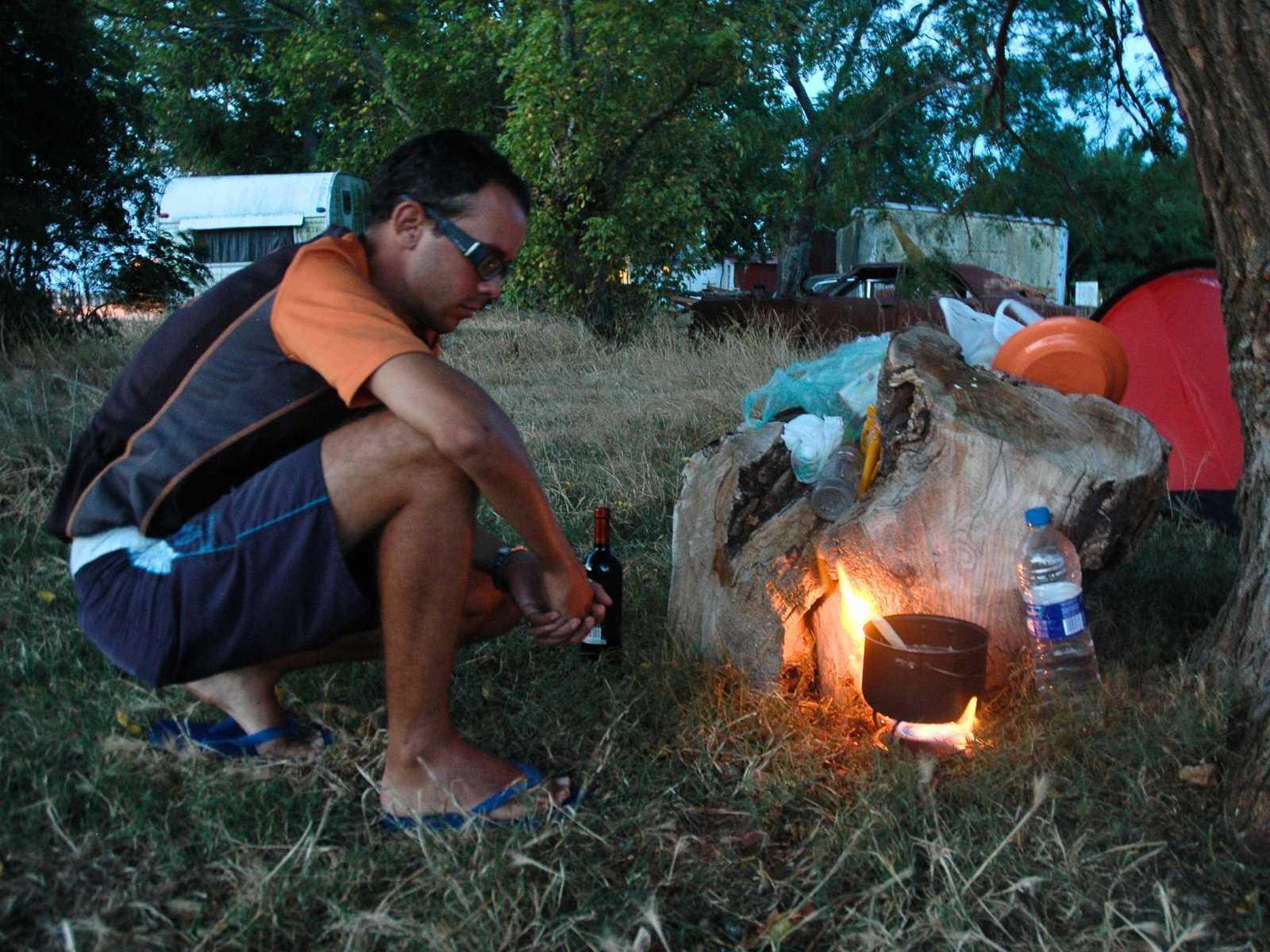 Cicloturista cozinha após ler instruções e as dicas para Viagem de Cicloturismo