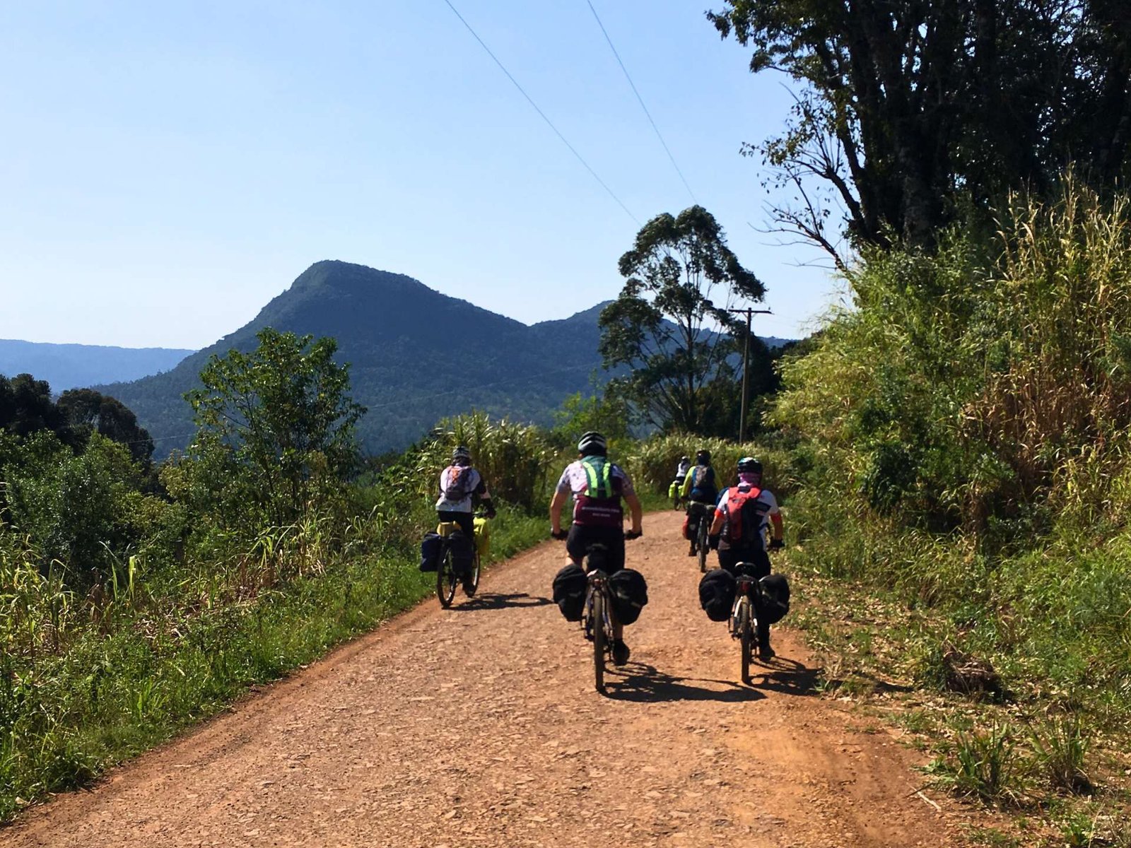 Ciclistas pedalam com seus bagageiros lotados na Rota dos Tropeiros na Serra Gaúcha.