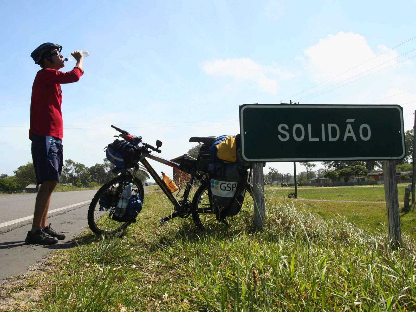 Cicloturista se hidrata e analisa a rota de navegação.