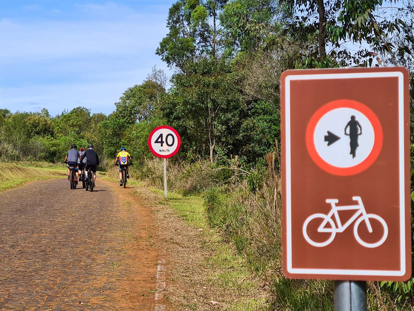 Ciclistas pedalam tranquilamente com o suporte de sinalização autoguiada.