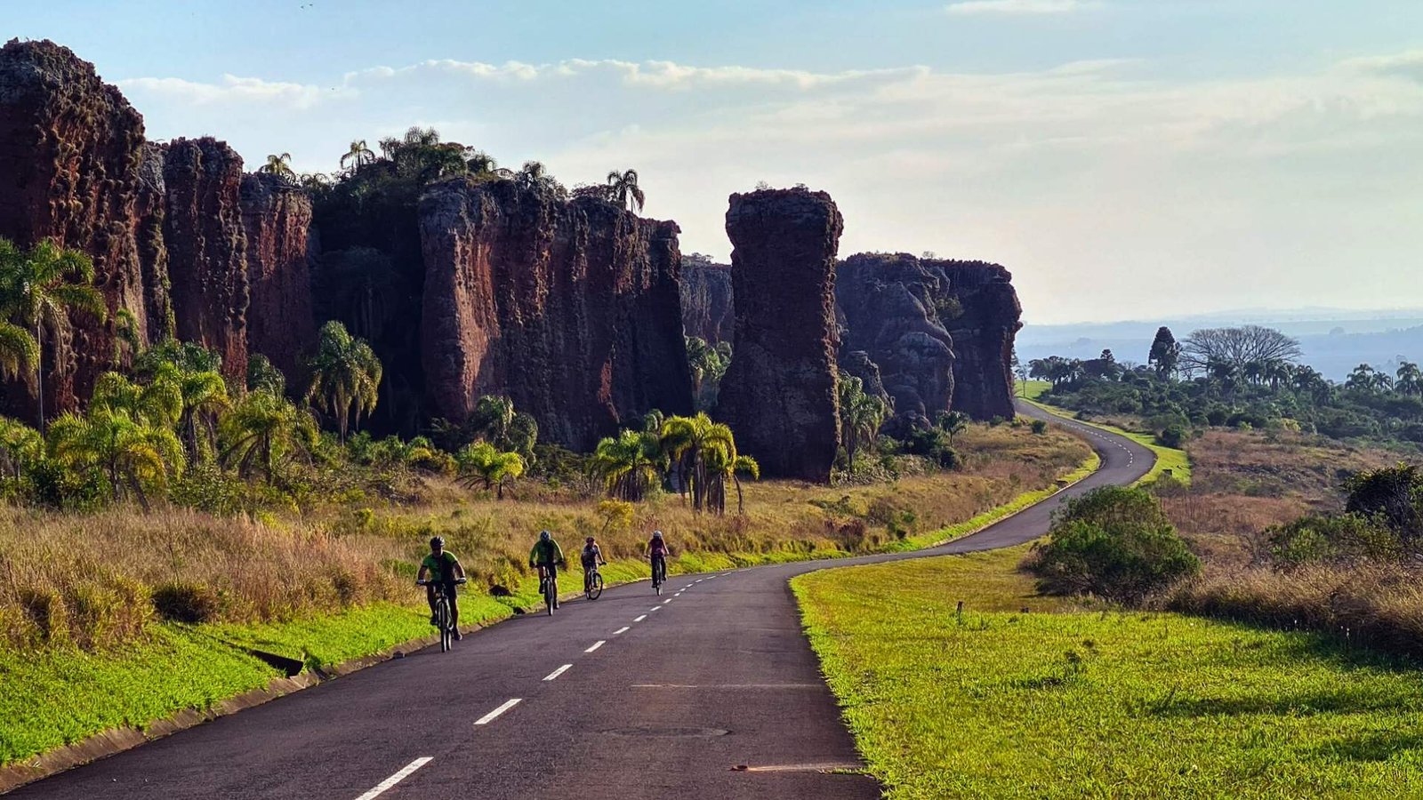 Ciclistas pedalam ao lado dos arenitos no Cicloturismo do Parque Vila Velha.