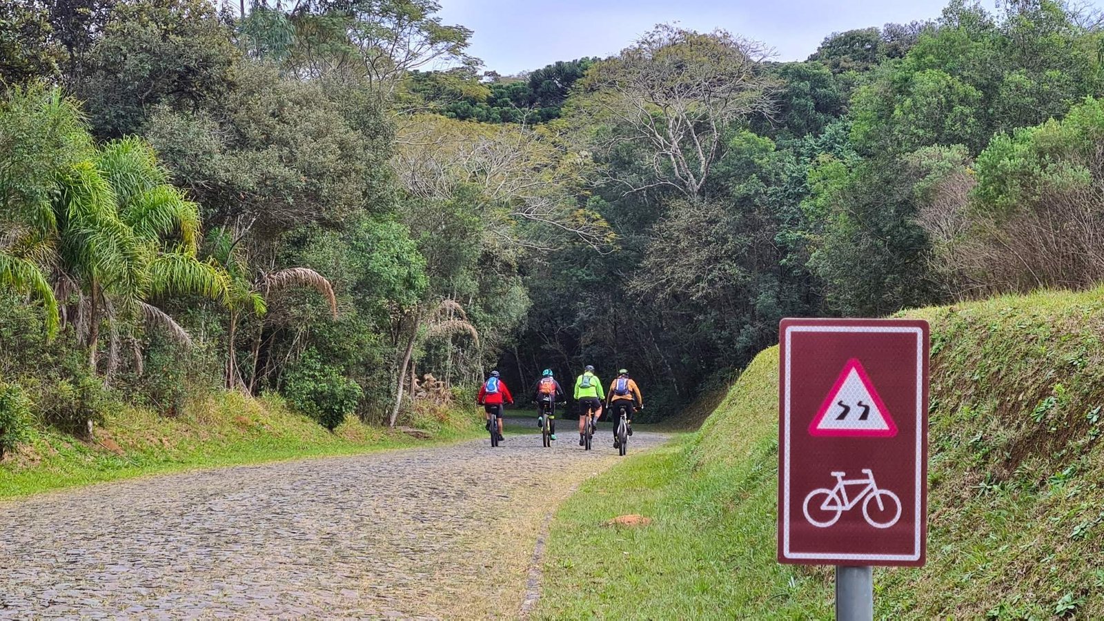 O conceito de caminhos autoguiados com linguagem universal está ganhando força no Brasil.