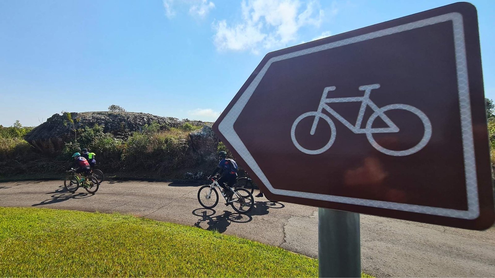 Ciclistas pedalam e rota de Cicloturismo Autoguiado: Um Negócio Sustentável que preserva a natureza