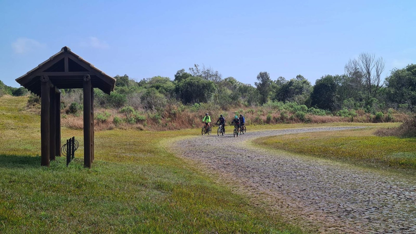 Bicicletário no caminho autoguiado para que os cicloturistas pedalem com tranquilidade em grupo. 