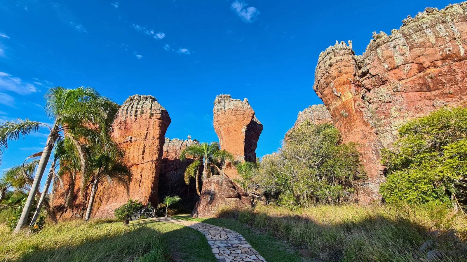 Formações rochosas de arenito do Parque Vila Velha.