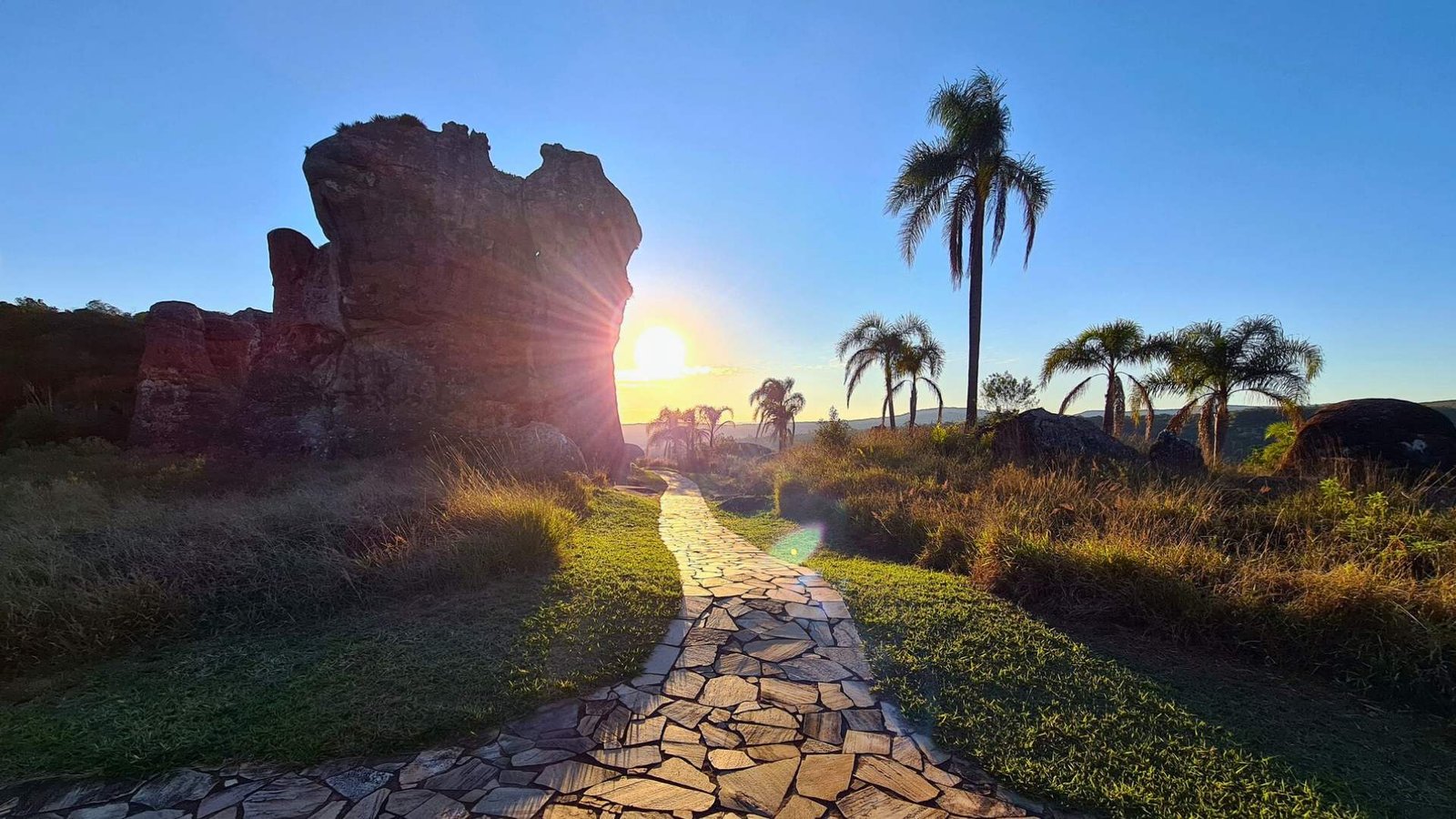 Arenitos e as trilhas do Parque Vila Velha permitem esse lindo pôr do sol.