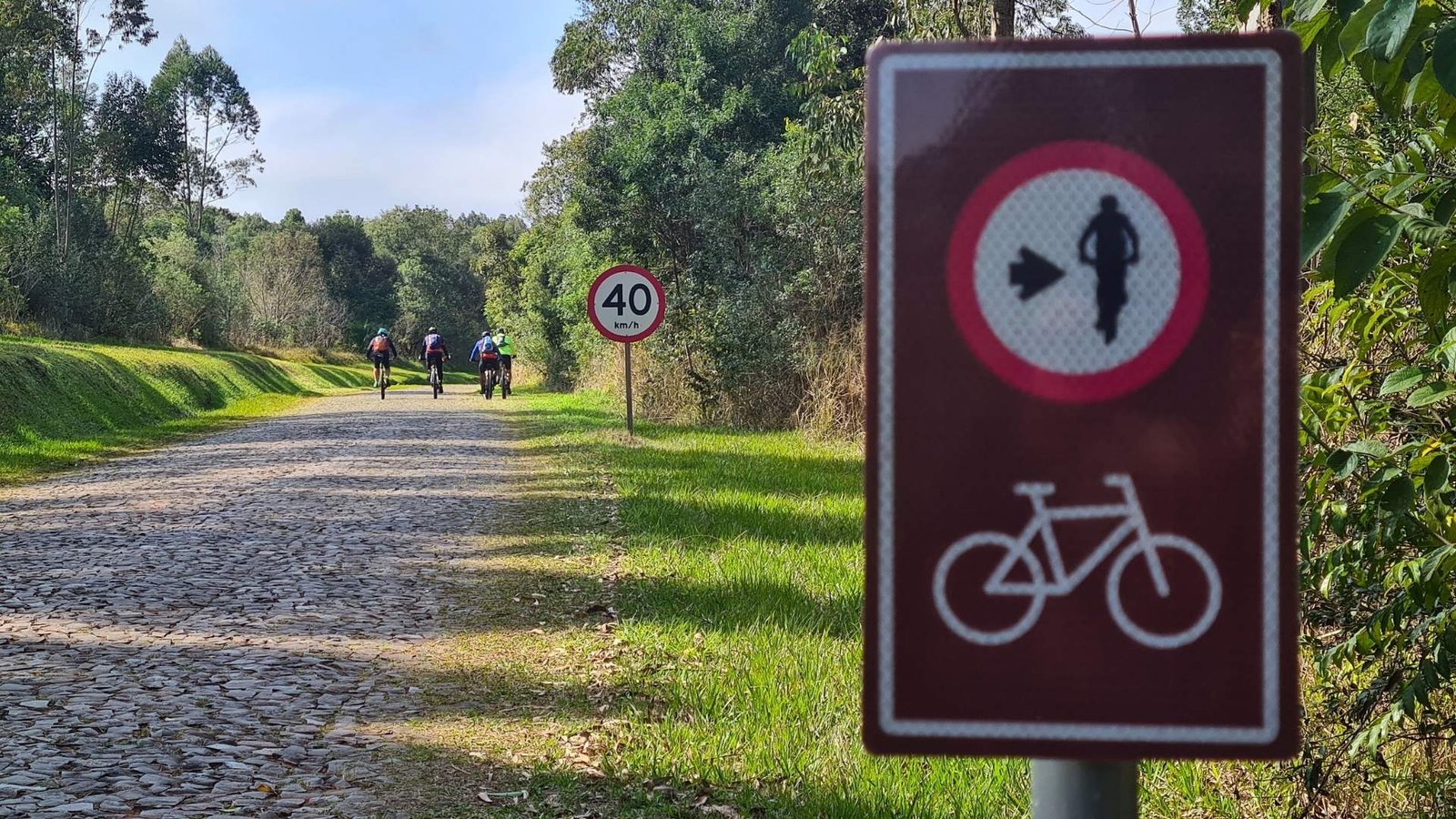 Ciclistas desfrutam do cicloturismo autoguiado sustentável, fortalecendo negócios ecológicos nas unidades de conservação.