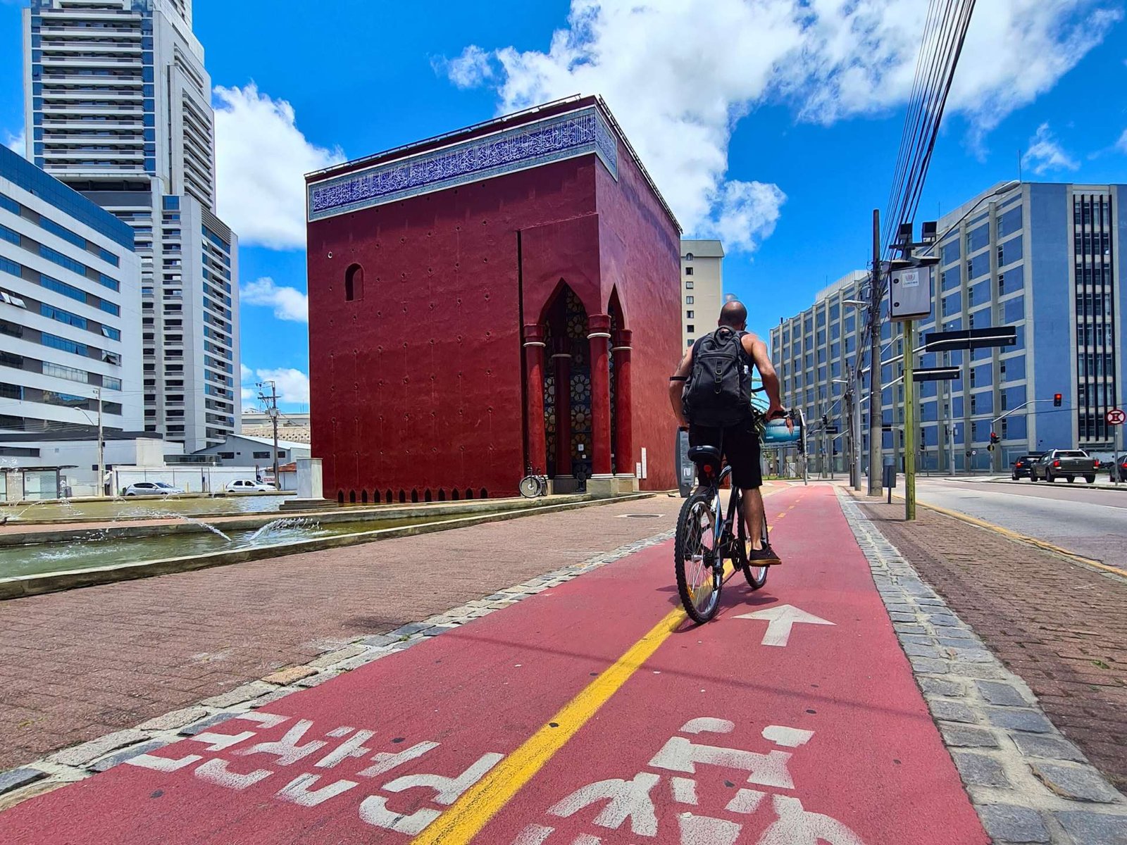 Ciclistas pedalam em ciclovia pavimentada e sinalizada no Dia Nacional do Ciclista Brasileiro em Curitiba