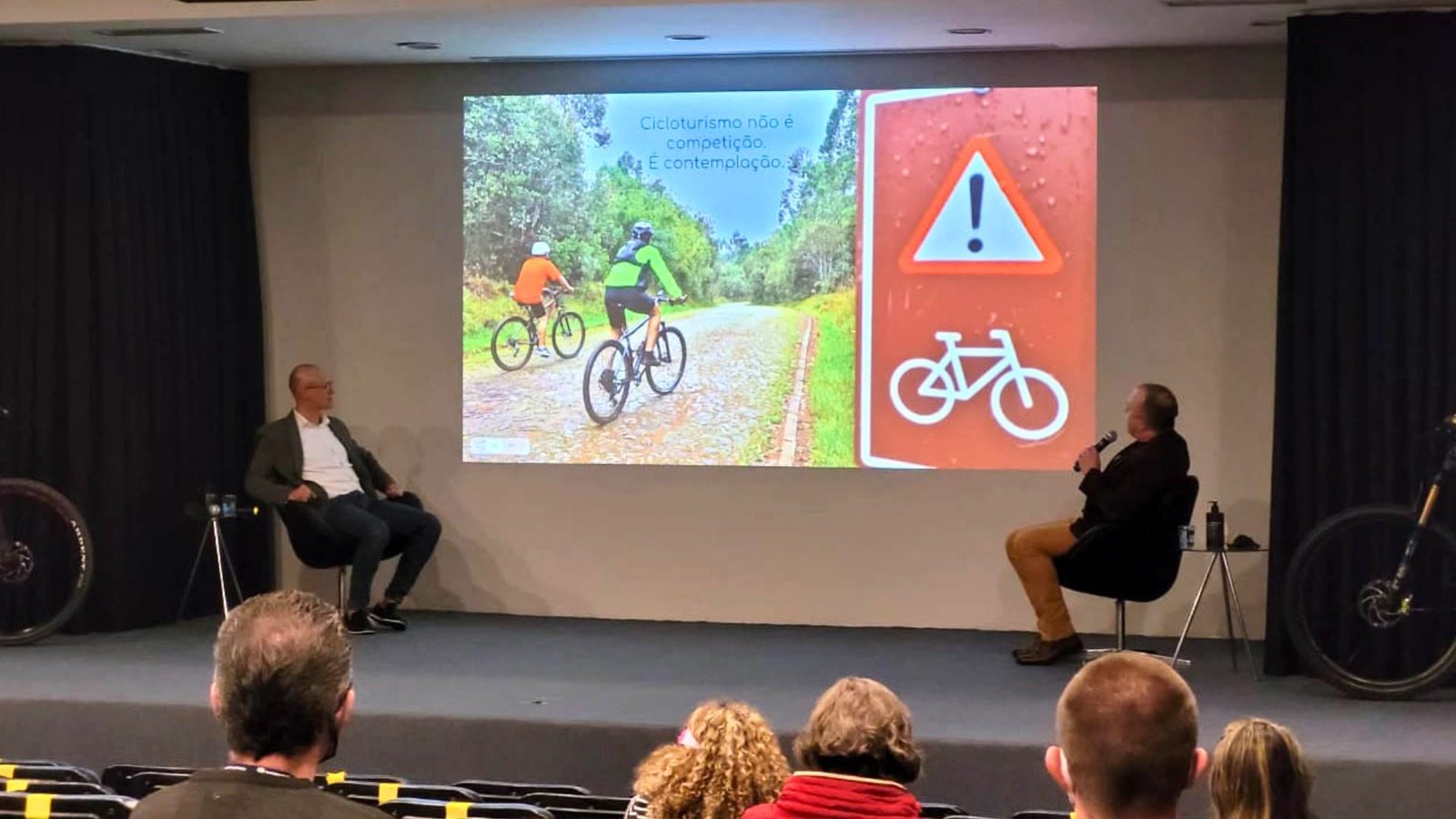 Ivan Mendes ministra palestra sobre cicloturismo autoguiado e negócios sustentáveis.