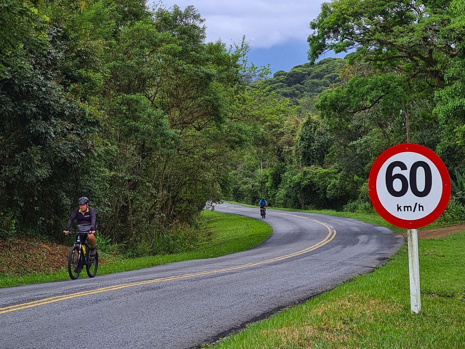 Pedalando em meio à natureza e no asfalto Redefinindo o Conceito de Cicloturismo: Inovações e Tendências Contemporâneas