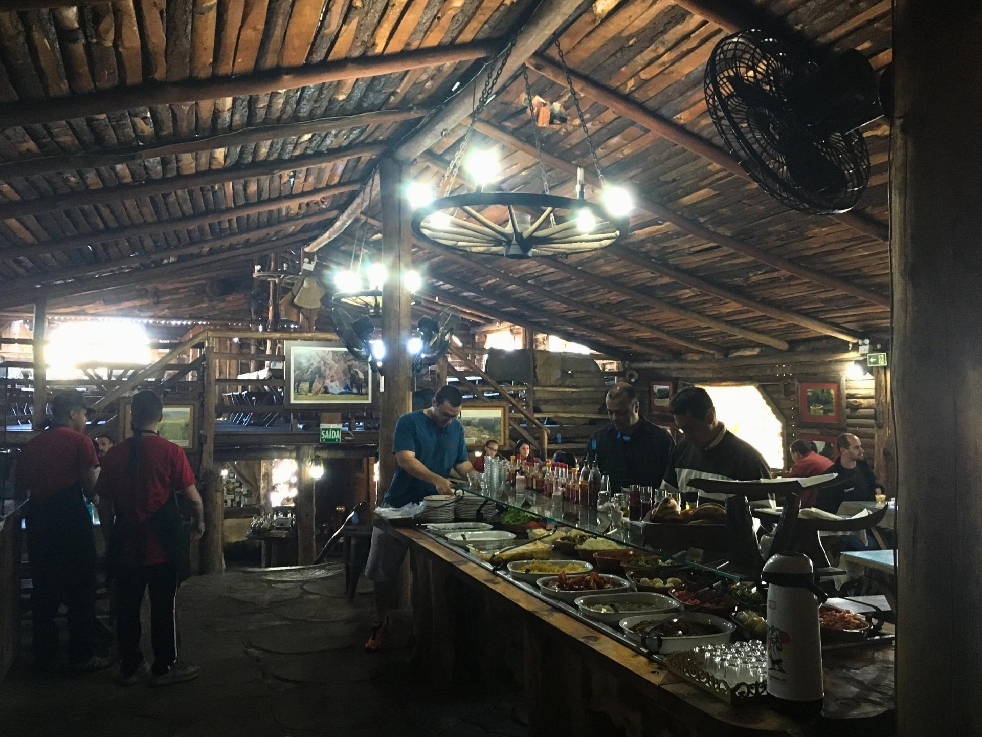 Cicloturismo na Rota dos Tropeiros e a culinária tropeira em restaurante típico tropeiro no Rio Grande do Sul.