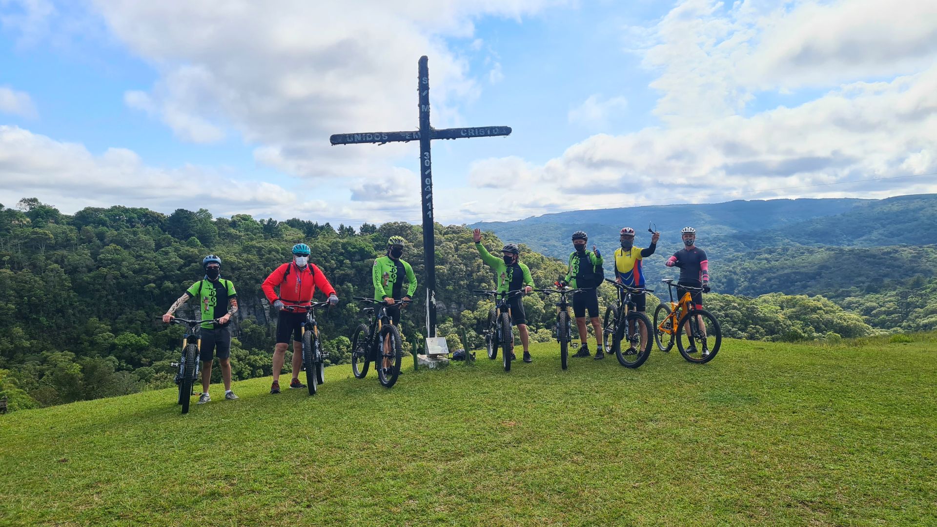 Ciclistas na Rota dos Tropeiros em meio à natureza e de mountain bike.