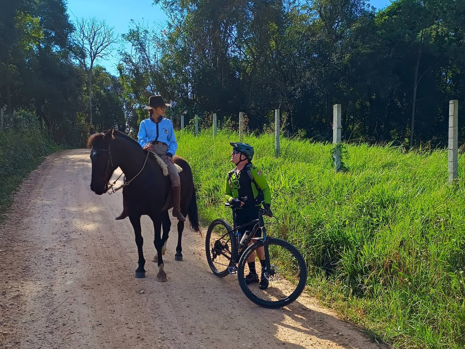 Ciclista e a jovem tropeira é a constatação do legado no caminho das Tropas.