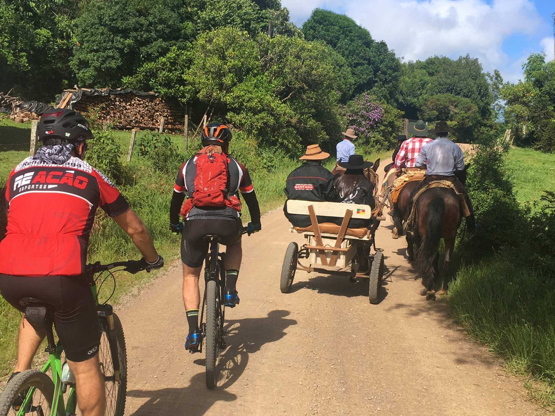 Ciclistas e os Tropeiros no Rio Grande do Sul na Rota dos Tropeiros: Cicloturismo e Identidade Cultural na estrada rural. 