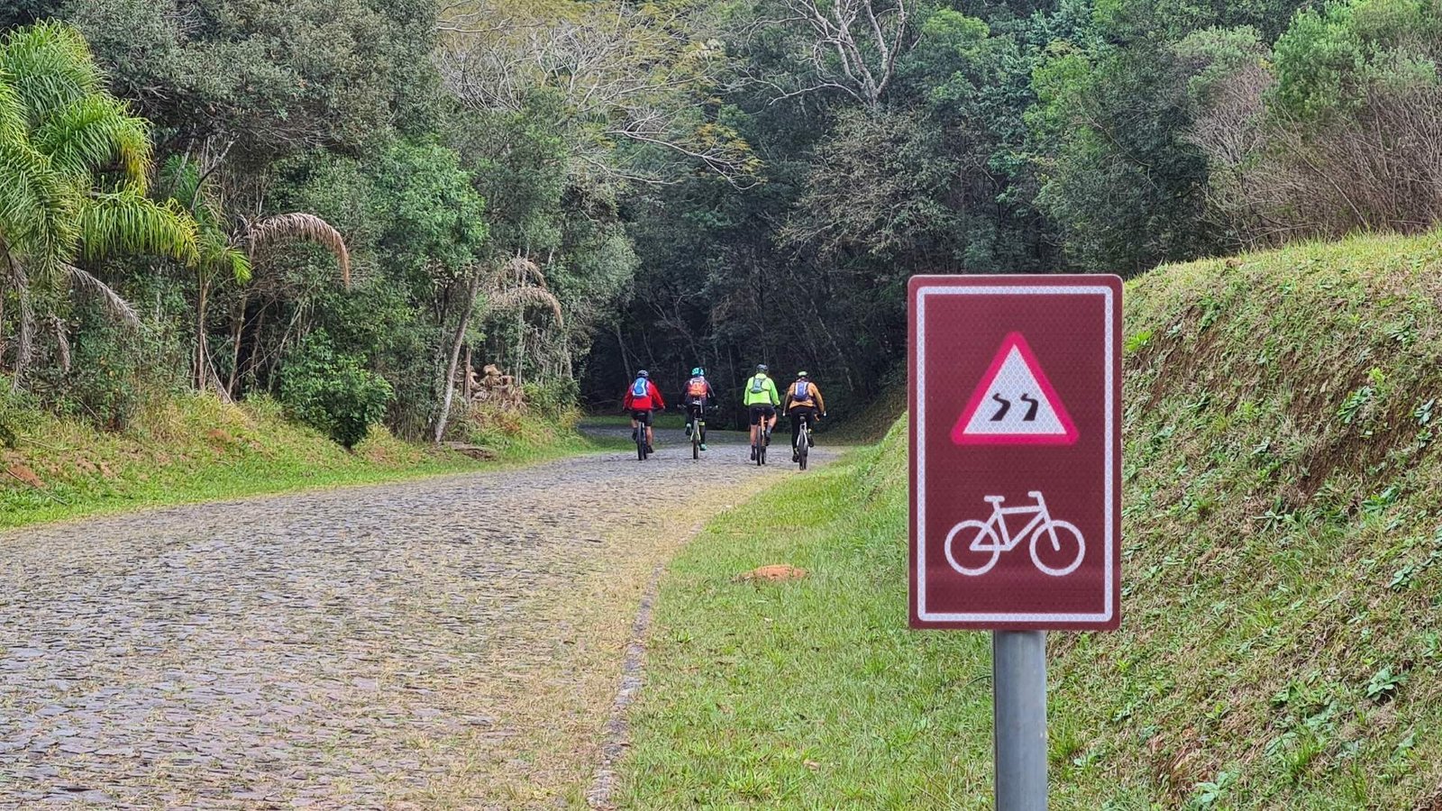 Ciclistas aventureiros nos caminhos cicláveis aproveitam as Rotas de Cicloturismo Autoguiadas desenvolvidas em meio à natureza sustentável.