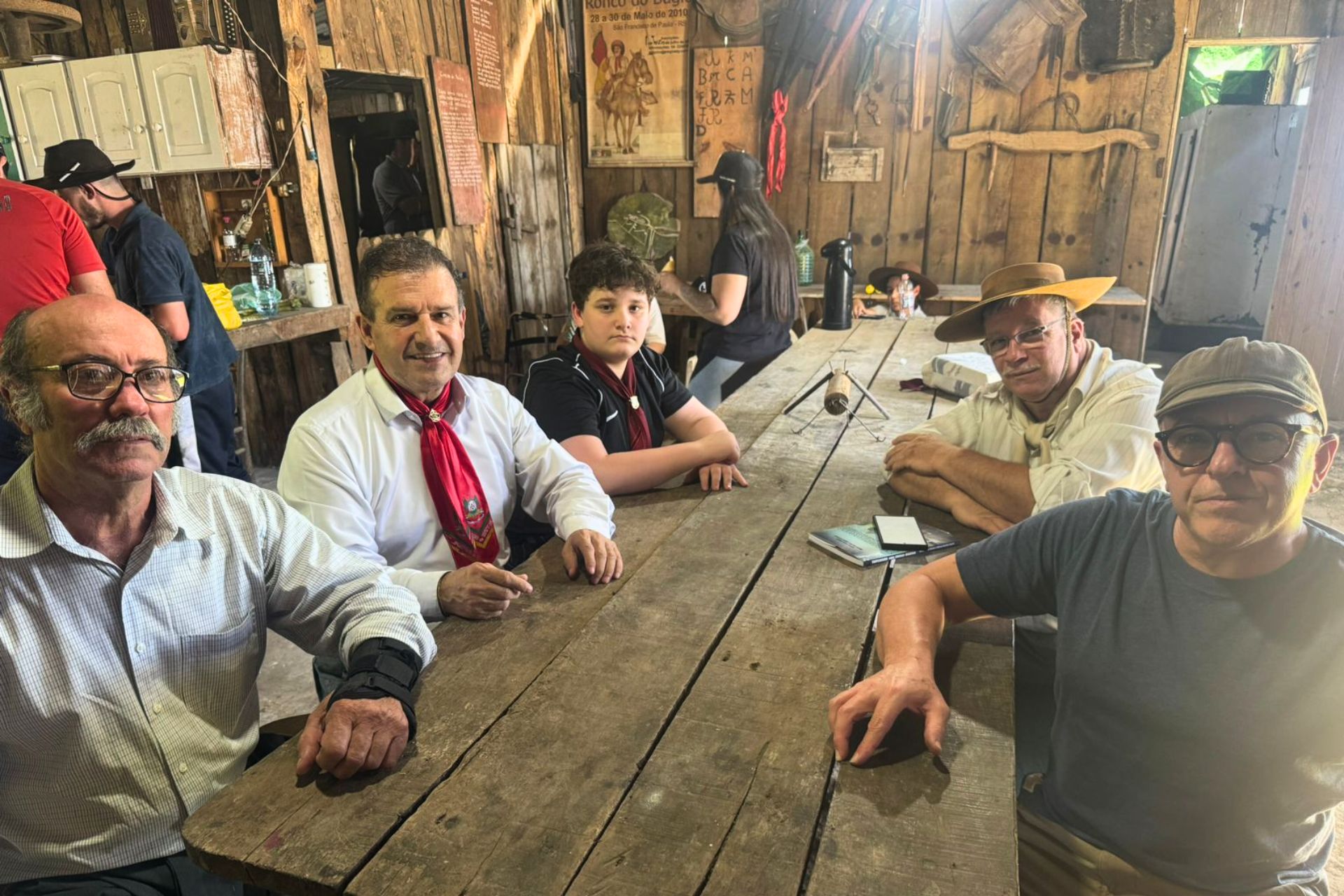 Gaúchos reunidos nos Galpões Tradicionalistas