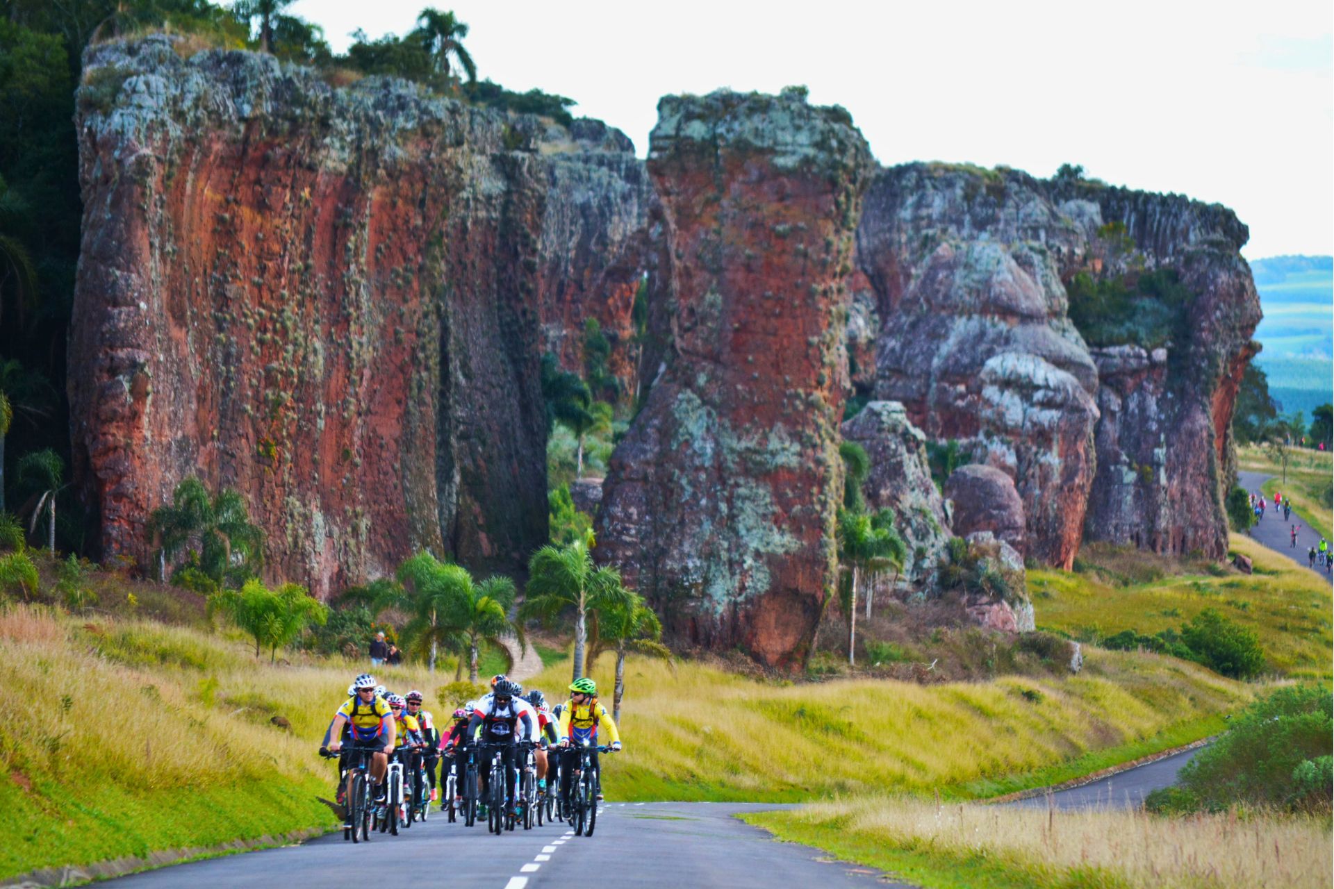 Ciclistas pedalam em torno dos arenitos no Parque Vila Velha mediante Cicloturismo Autoguiado na Comunidade da Rota dos Tropeiros. 