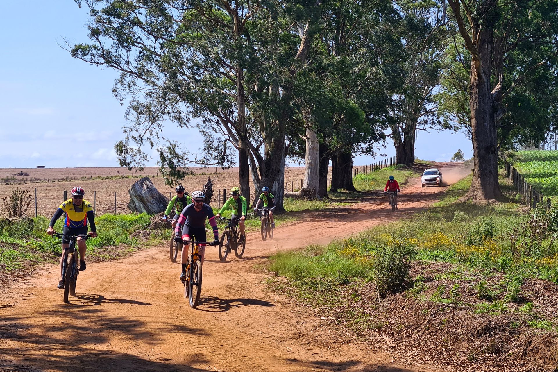 Cicloturista e aventura acompanhados de famílias contemplando o Cicloturismo e a Comunidade na Rota dos Tropeiros