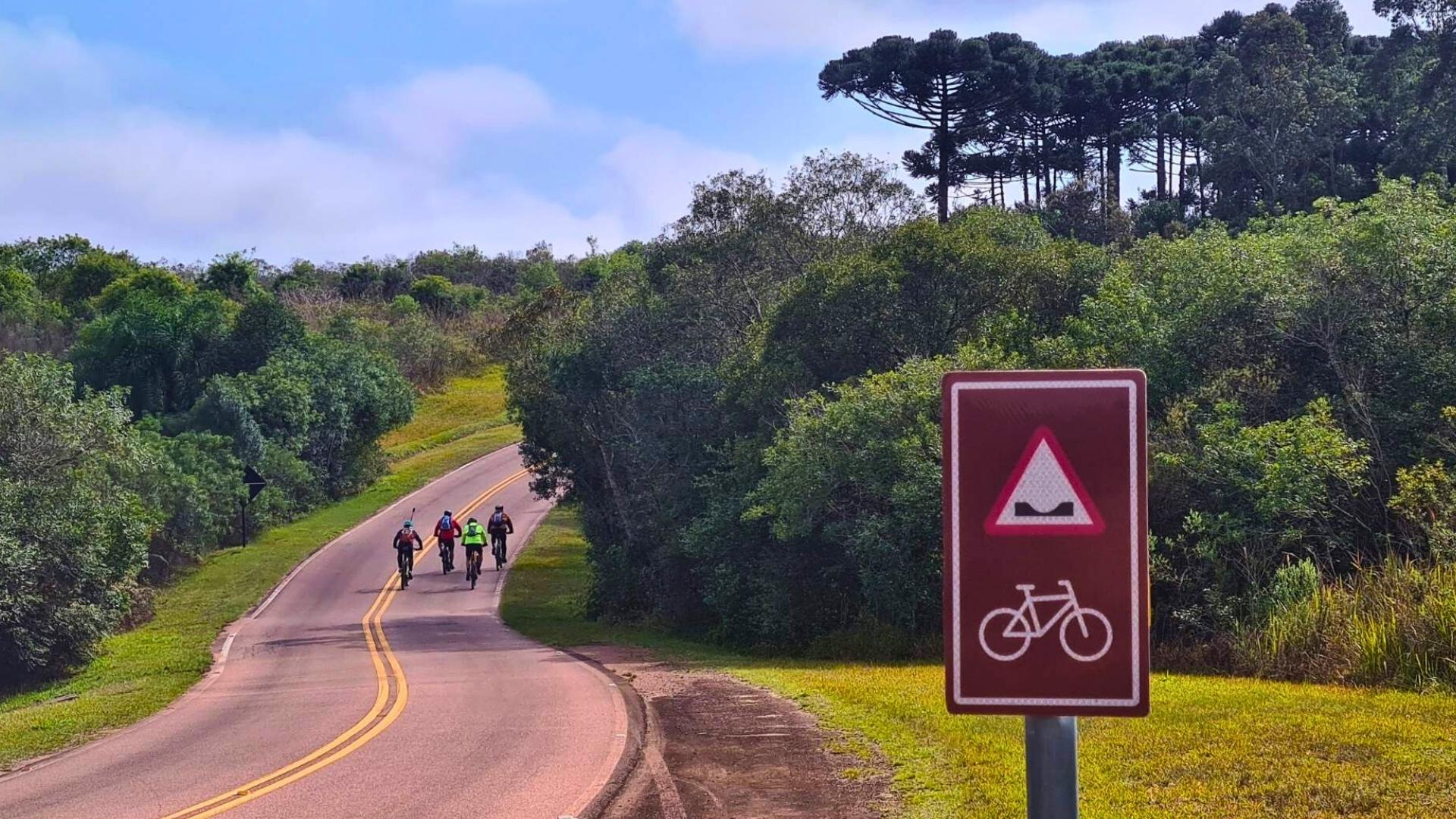 Sinalização para Cicloturismo Autoguiado Profissional na Rota dos Tropeiros já estão sendo utilizadas na prática por ciclistas. © Lobi Ciclotur